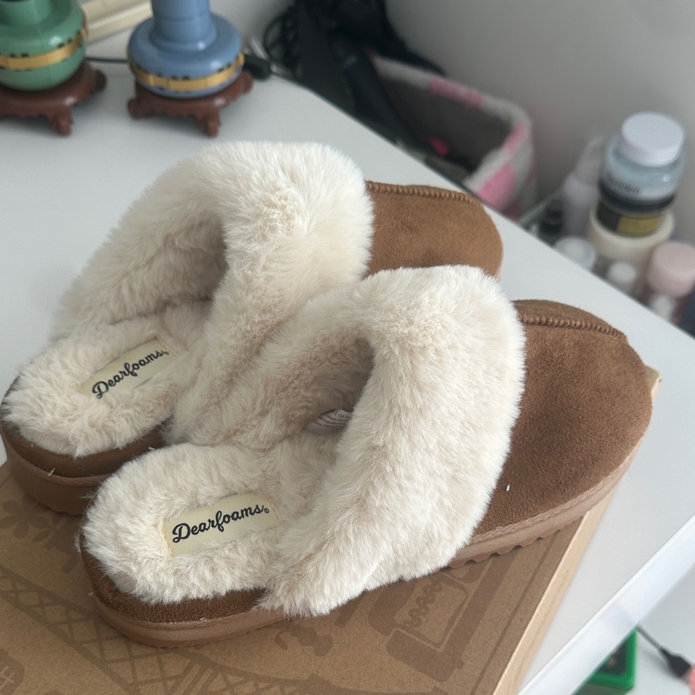 Dearfoams Women's Tan and Cream Cozy Slippers